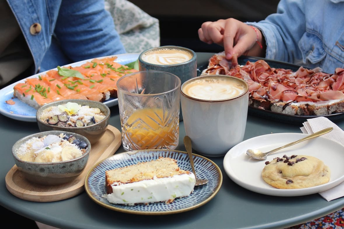 Brunch Utopy - Table dressée avec café et viennoiseries