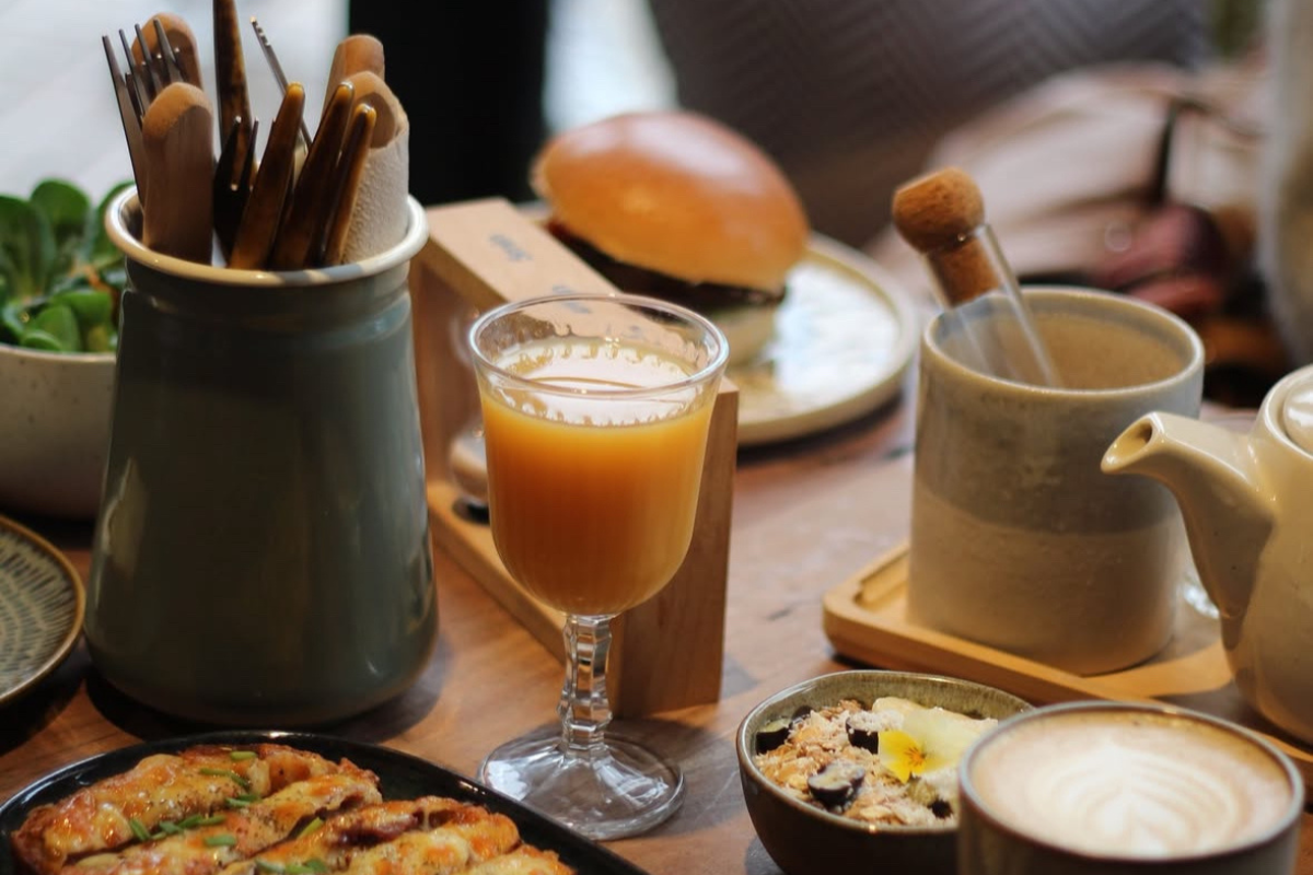 Intérieur chaleureux du café Utopy